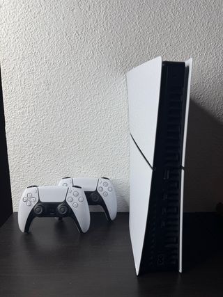 Playstation 5 Digital + 2 Mandos