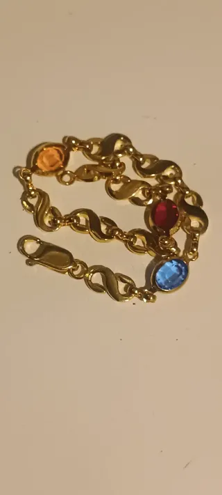 Pulseras chapadas en oro con pedrería