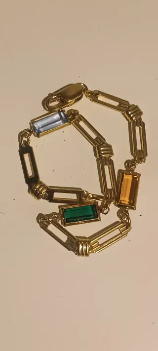 Pulseras chapadas en oro con pedrería