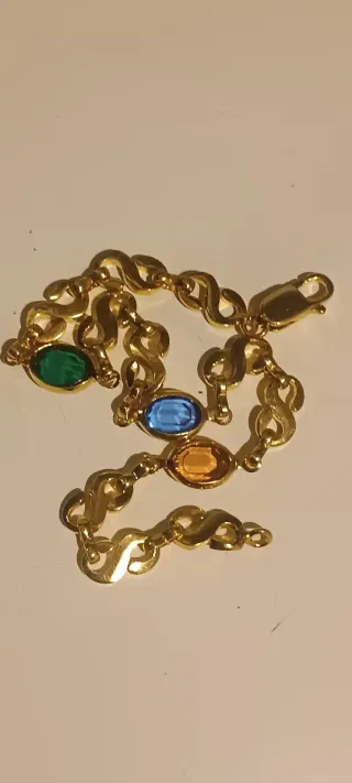 Pulseras chapadas en oro con pedrería