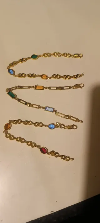 Pulseras chapadas en oro con pedrería