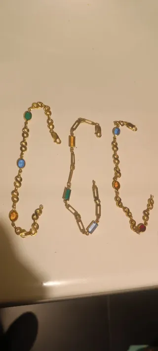 Pulseras chapadas en oro con pedrería