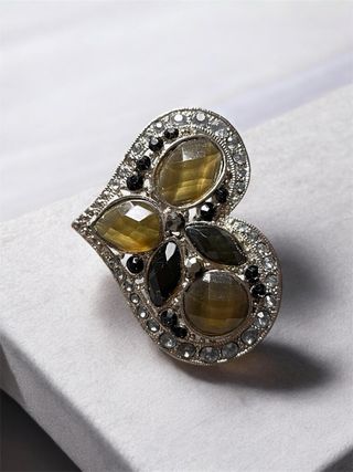 Spilla a forma di cuore con strass