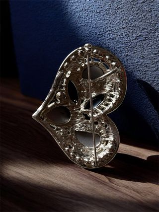 Spilla a forma di cuore con strass