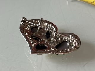 Spilla a forma di cuore con strass