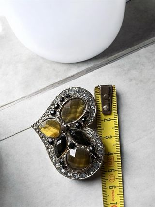 Spilla a forma di cuore con strass