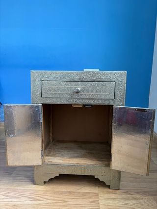 Mesita de madera maciza de mango y acabado latón