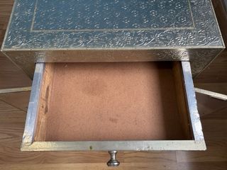 Mesita de madera maciza de mango y acabado latón