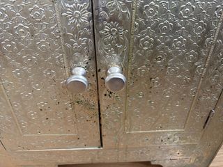 Mesita de madera maciza de mango y acabado latón