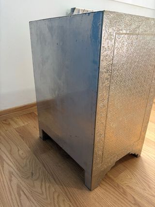 Mesita de madera maciza de mango y acabado latón