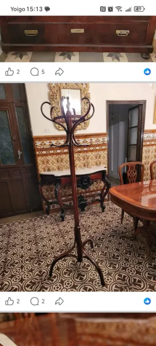 Perchero de madera marrón