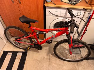 Bicicleta de montaña roja para niño