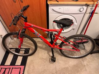 Bicicleta de montaña roja para niño