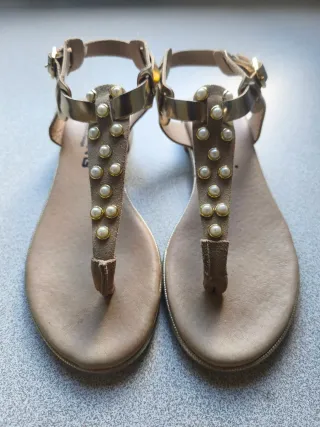 Sandálias douradas com pérolas