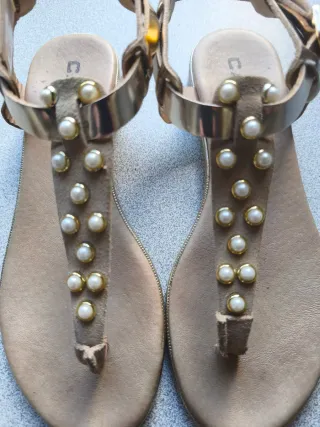 Sandálias douradas com pérolas