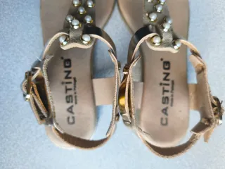 Sandálias douradas com pérolas