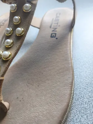 Sandálias douradas com pérolas