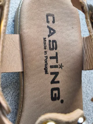 Sandálias douradas com pérolas