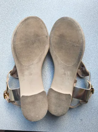 Sandálias douradas com pérolas