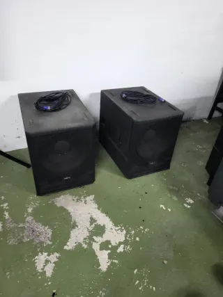 Altavoces Grandes Negros