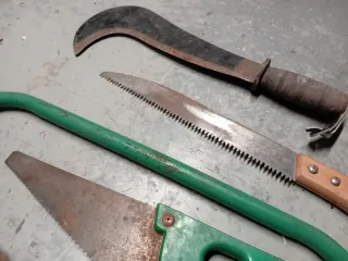 Set attrezzi da giardino: zappa, sega, roncola