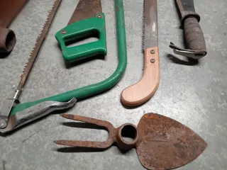 Set attrezzi da giardino: zappa, sega, roncola