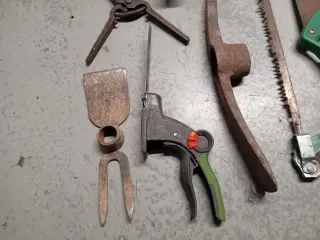 Set attrezzi da giardino: zappa, sega, roncola