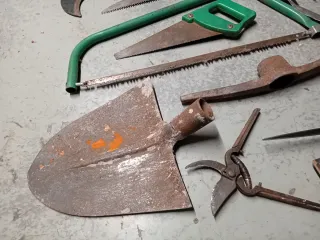 Set attrezzi da giardino: zappa, sega, roncola