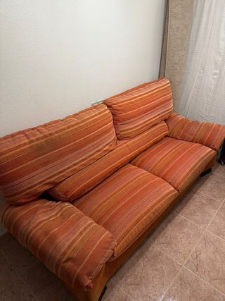 Sofá de tela a rayas naranjas