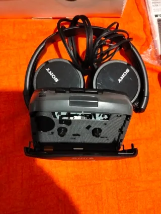 Walkman Aiwa HS-TX457 con cuffie Sony