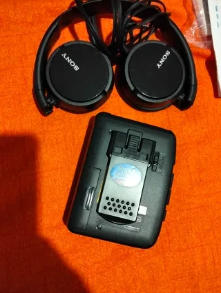 Walkman Aiwa HS-TX457 con cuffie Sony