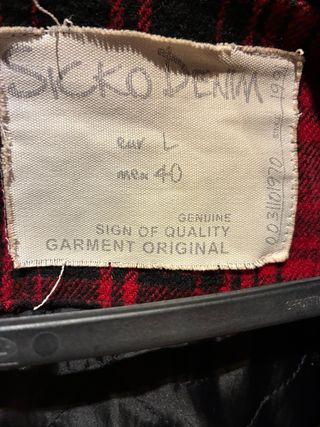 Chaqueta cuadros hombre roja y negra.