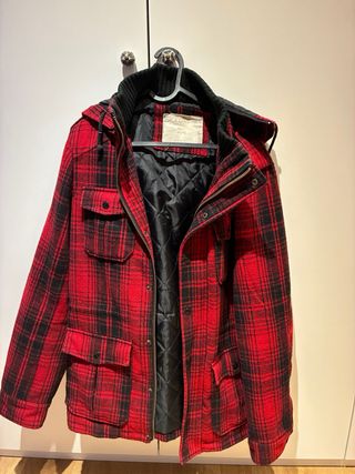 Chaqueta cuadros hombre roja y negra.