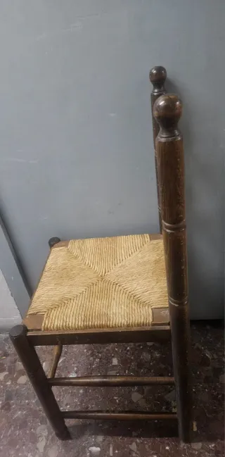 Juego de 4 sillas torneadas con asiento de enea