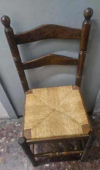 Juego de 4 sillas torneadas con asiento de enea