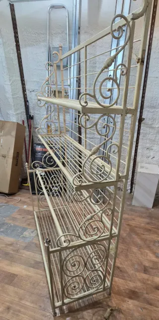 Estantería metálica dorada con adornos plegable