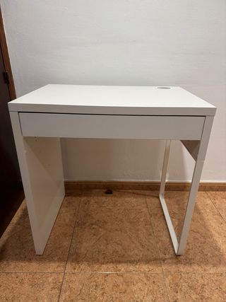 Escritorio blanco con cajón
