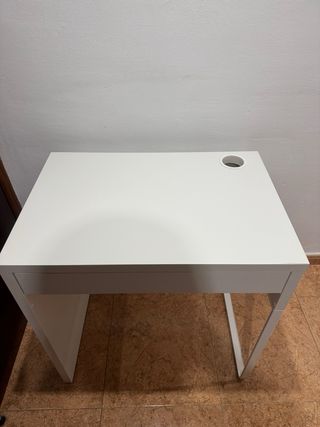 Escritorio blanco con cajón