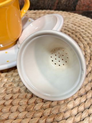 Taza infusión de porcelana, plato, colador y tapa