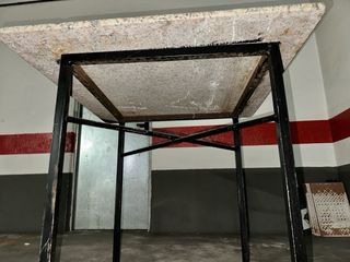 Mesa cuadrada de mármol y metal. Pesada