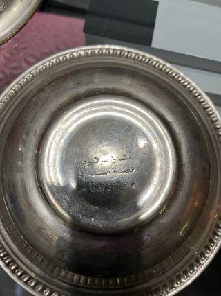 Tapa de metal decorada con motivos florales