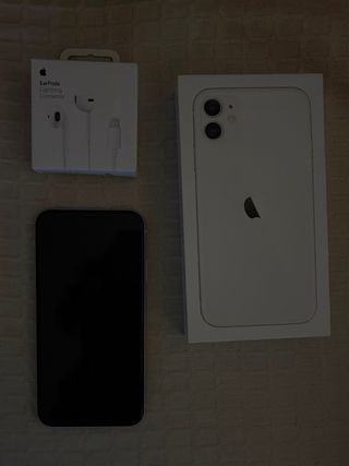 iPhone 11 Blanco con audífonos