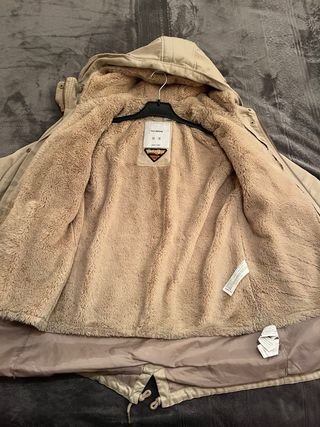 Chaqueta beige mujer con capucha