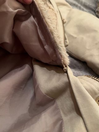 Chaqueta beige mujer con capucha