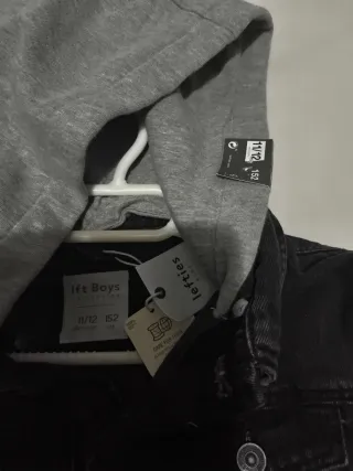 Chaqueta vaquera con capucha gris y negra