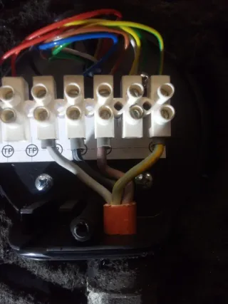 Electricista de domicilios e industrial.