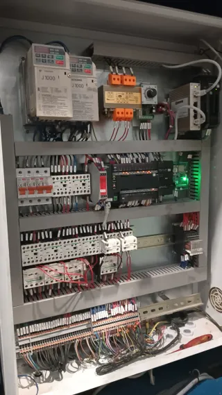 Electricista de domicilios e industrial.