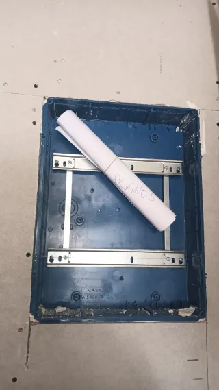 Electricista de domicilios e industrial.