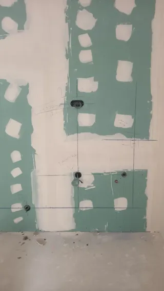 Electricista de domicilios e industrial.