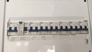 Electricista de domicilios e industrial.